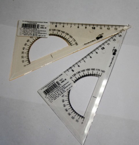 Треугольник 15см пластиковый с транспортиром Пчелка